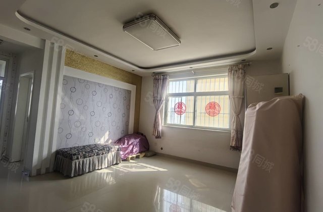 七中对面，电梯东边户，三室两厅，免大税送储藏室，随时看房