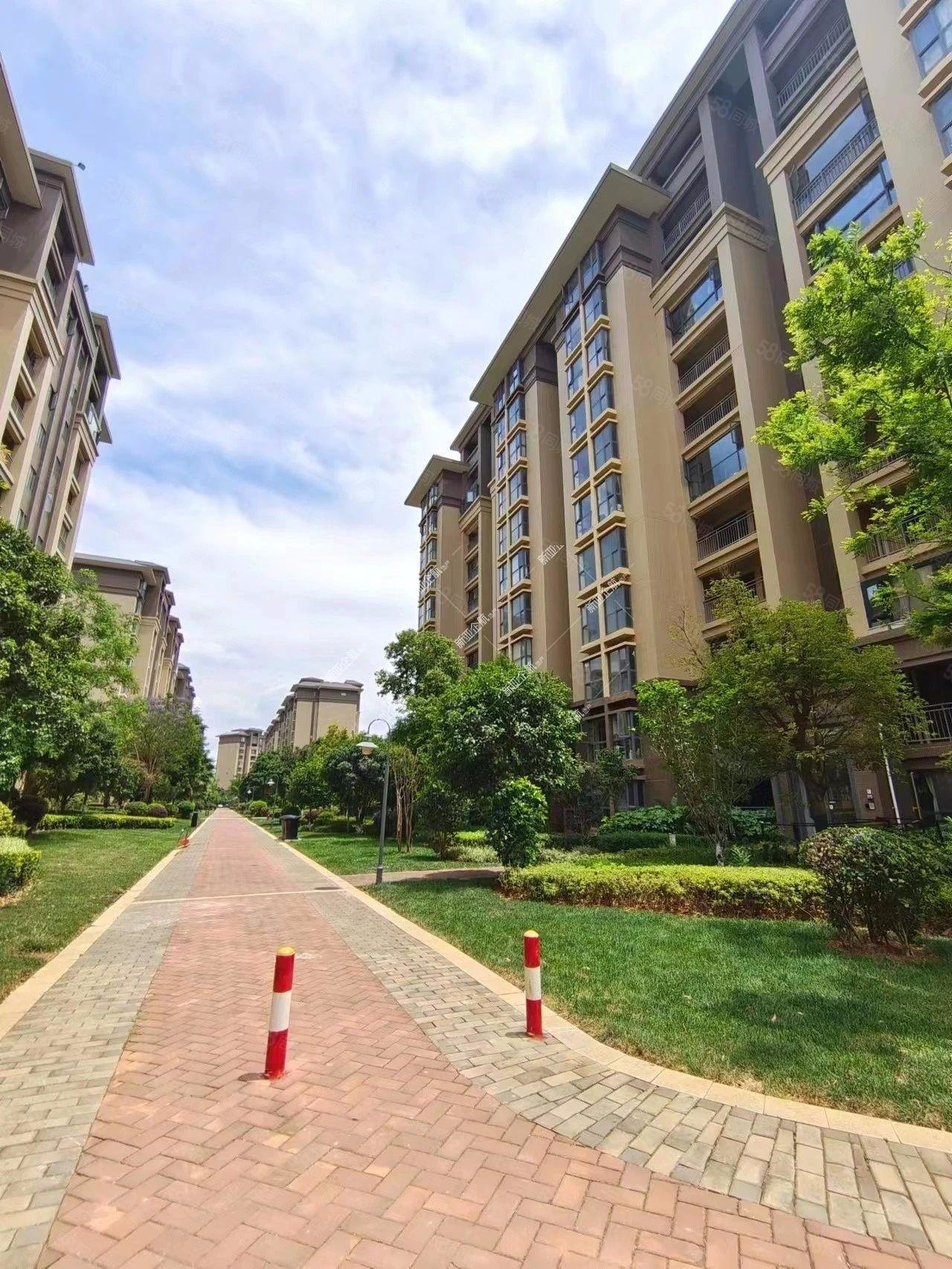 时代俊园逸园5室2厅3卫222.11㎡南北185万