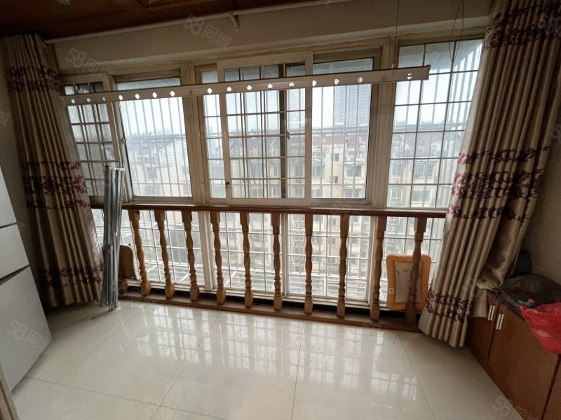 九龙湖公寓3室2厅2卫132.92㎡南北185万