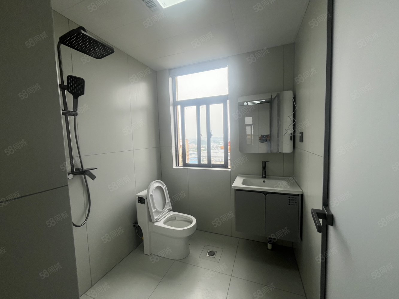 香槟国际5室2厅2卫123㎡南北72万