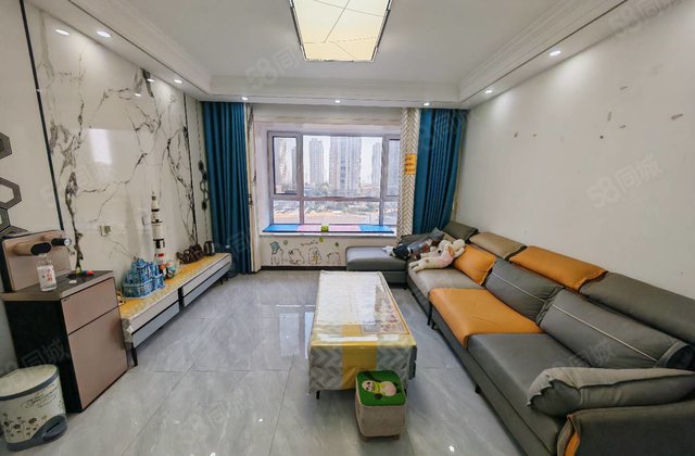 东边户，带车位储藏室，精装修三居室，非常诚心出售，很合适。