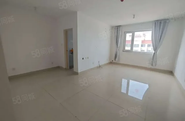 先锋翡翠湾 小三房 次新房 装修好 朝南 电梯房