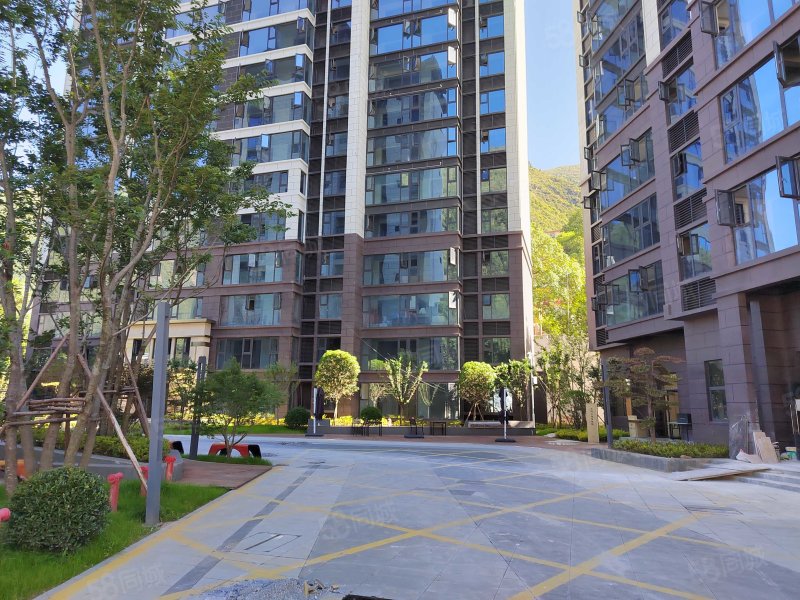 太阳公馆4室2厅2卫143.59㎡南125万