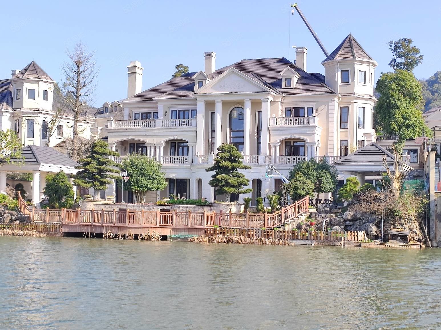 藏珑湖上国际花园(别墅)5室2厅5卫341.02㎡南北1750万