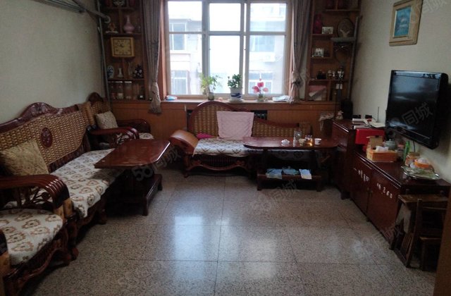 东昌本部，下楼就是兴华路  ，多层二楼正三室无公摊，停车方便