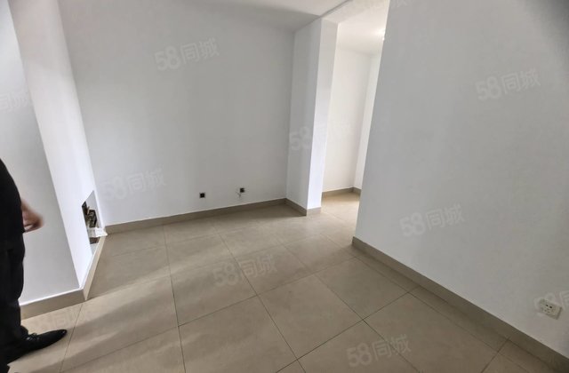 望湖花园   湖西文轩  免大税  有钥匙   诚心出售