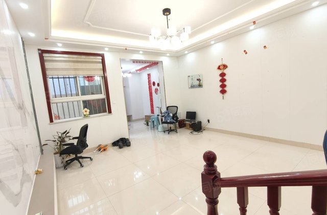 急售 湖边城市主人精装洋房三室两厅一卫 一楼带院子 双语古楼