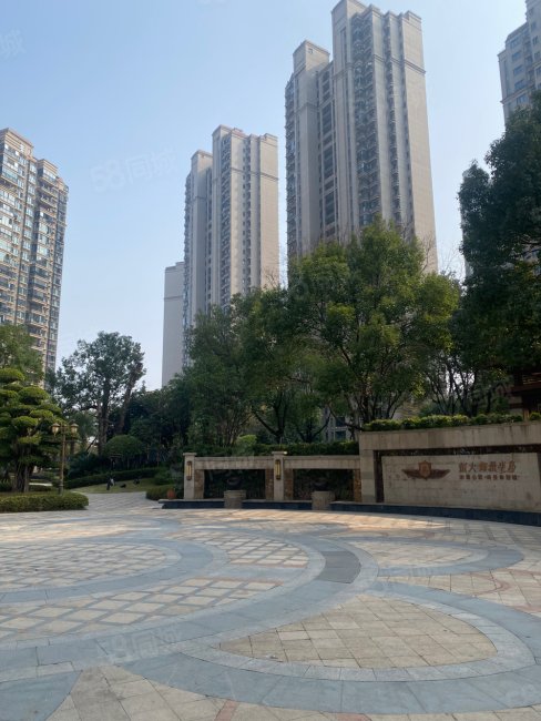 恒大御景半岛西三彩大平层4房2厅2卫2阳台精装修