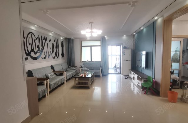 香江 商品房 出行方便 精装修 南北通透 小三居 中间楼层