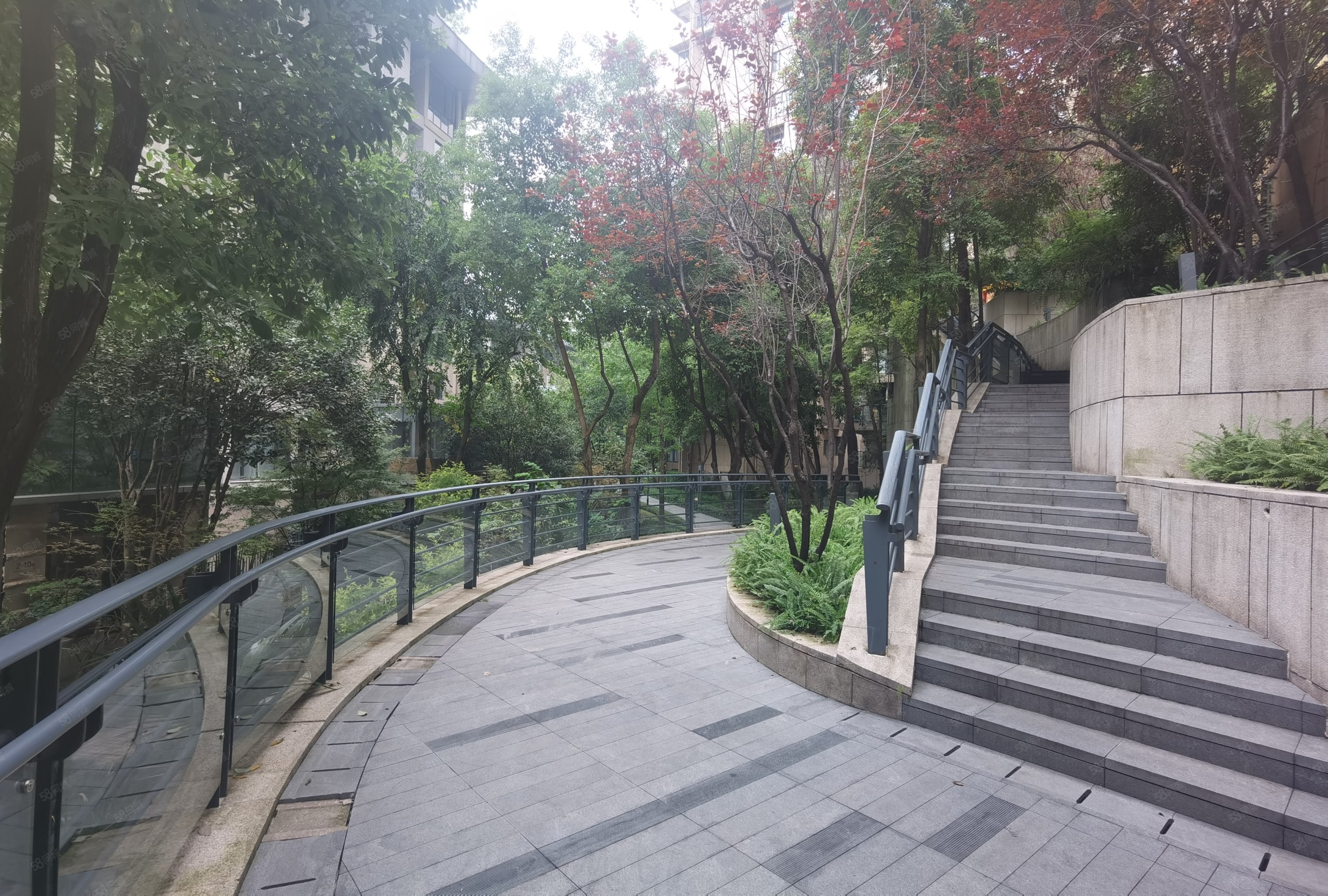 龙湖春森彼岸(3期)4室2厅2卫156㎡南398万