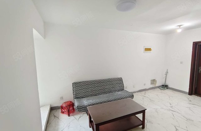 鲁化路与建设路附近电梯好房，诚心出售，看房子方便，两室两厅。