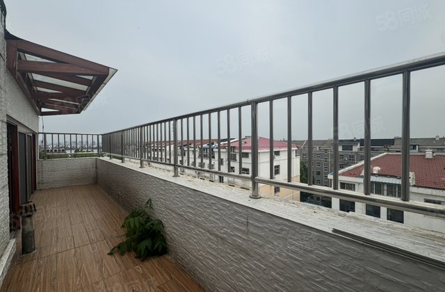湖边50  观景复式 电梯洋房 带阳光房 带50多平的大车库