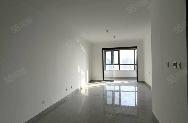 区政府西临，三室双阳台，带车储，可配合过户无大税，看房方便