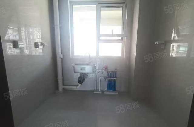 中华路上，实验东昌三室两卫带车位储藏室