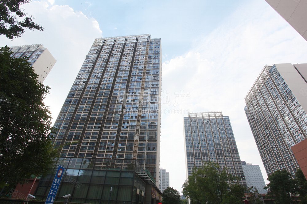 合景峰汇,宝龙广场对面,远香湖旁,生活方便