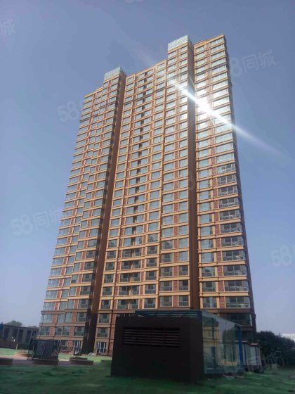 诗锦苑 一楼层带小院 有本满二 103万 带下跃 随时看房