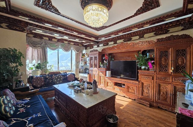 伊葩温馨公寓3室2厅130㎡56万二手房图片