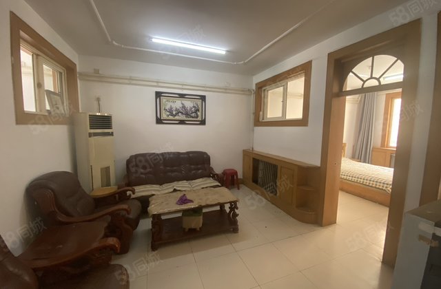 兴华路   东昌中学总校多层1楼 3室好停车，证过2年