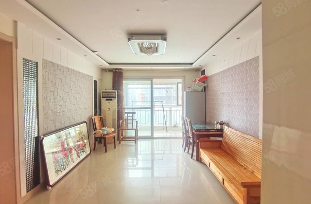 急售，文轩本部龙湾好房，商品区紧靠东门，满五，客厅朝南！