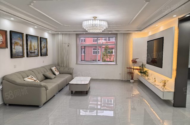 公园旁东昌湖边。精装三室向阳两卫停车方便，婚房  自住都适宜