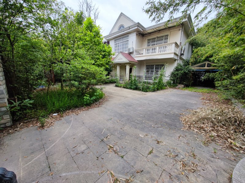 富临山庄别墅中的劳斯莱斯花园方正400平米随时看房