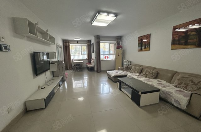 香江附件 单价七千 实验带车位 月亮湾C区 三室两卫免大税