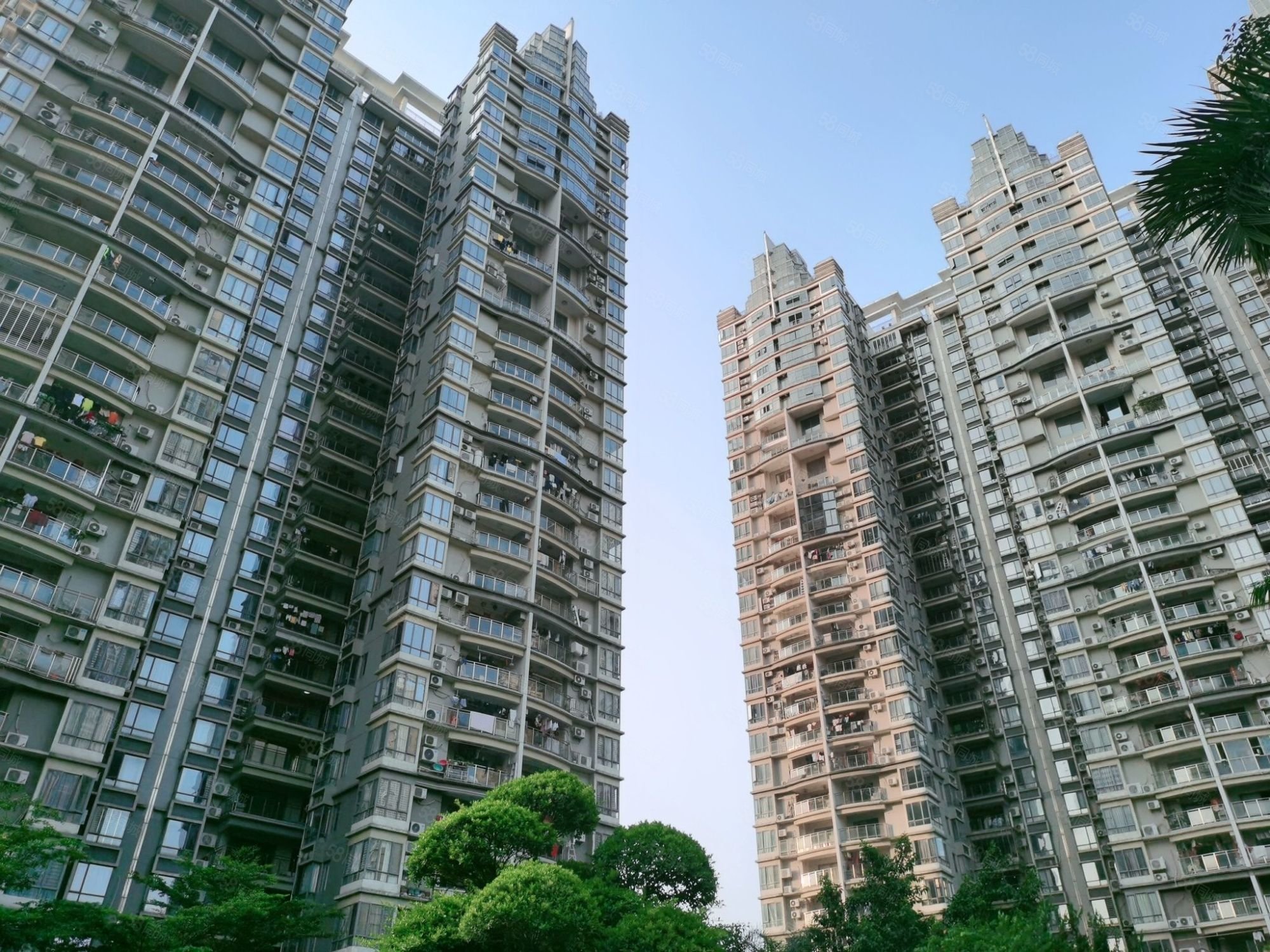 皇家滨城3室2厅2卫132.82㎡东南102万