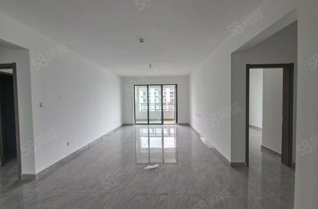 刚交工新房，一手现房总高18层三叶草，带车位储藏室，两卫！