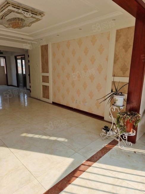 精装修带着地下室和车位,132万可议,齐华棕榈城-淄博58同城