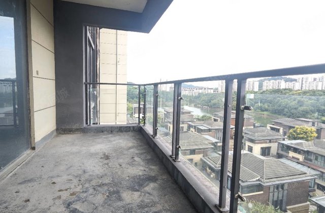 港中旅公元6室2厅3卫186㎡南北180万