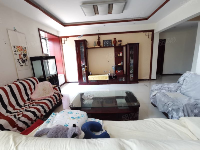 一楼带院 怡购城附近佳田塞纳城简装四室住房送车库有证有暖