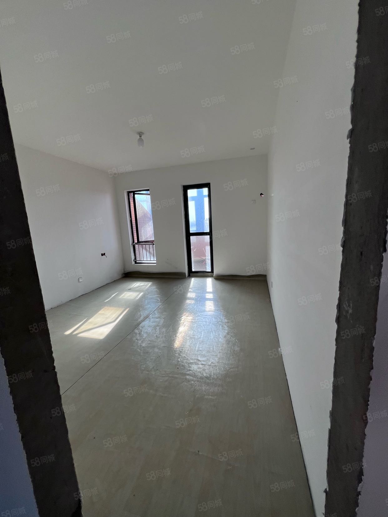 逍遥绿苑4室2厅2卫177㎡东140万