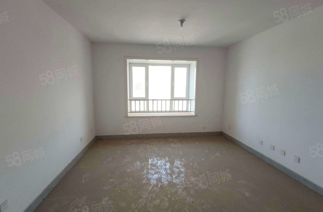 高性价比万达五中附近，次新房未入住，三室两厅两卫电梯地暖房。