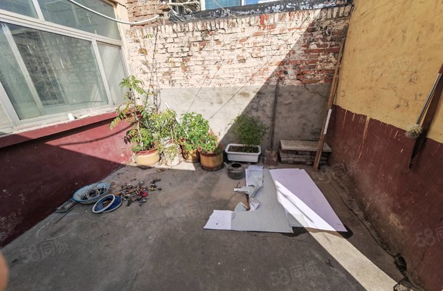 新出！湖边 一楼带院 三室 可做门脸商铺