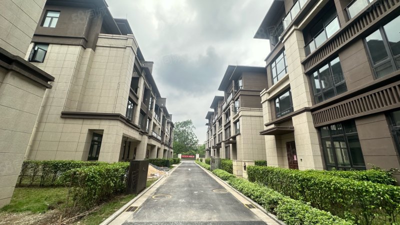 阳光城丽景公馆8室4厅4卫186.59㎡南北143万