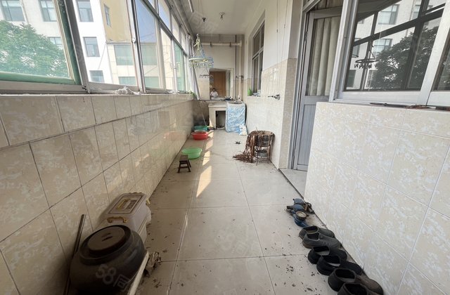 市中心  楼层，单价七开 单位家属院 双阳台 南北通透