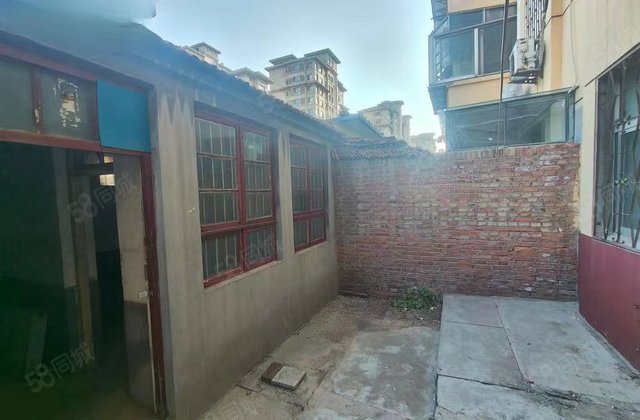 东昌中学 附近一楼带院配房2间正规3室 有证双气便宜卖