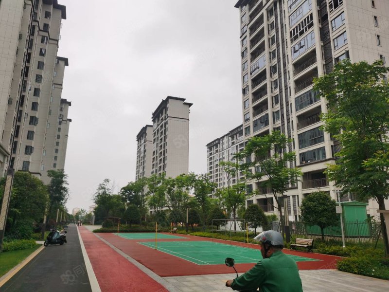 江旅翰林苑4室2厅2卫128.3㎡南北93万