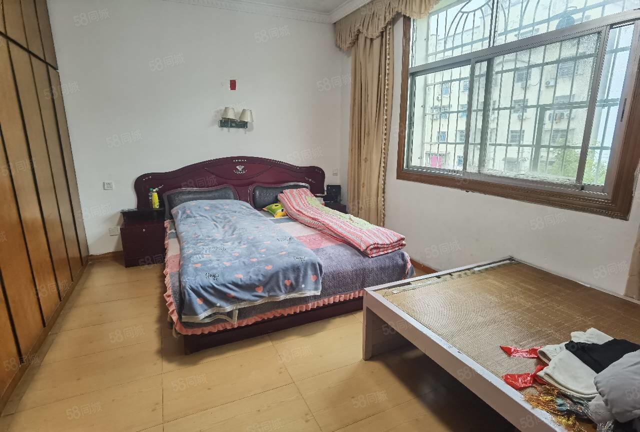 万象广场3室2厅2卫145㎡南65万