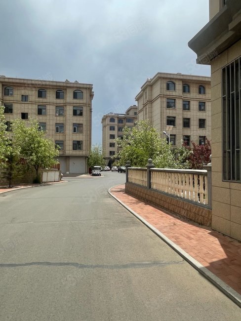 凤栖花园4室2厅2卫205㎡南北110万