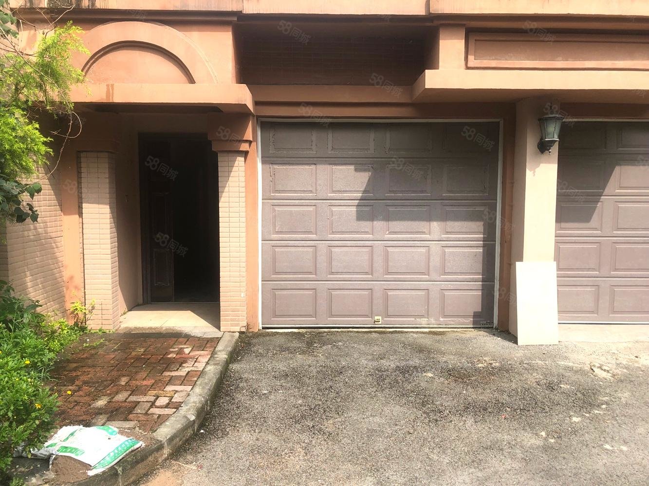 【10图】诚心出售,渝北汽博中心,逸翠庄园叠拼180万,带车位和花园!