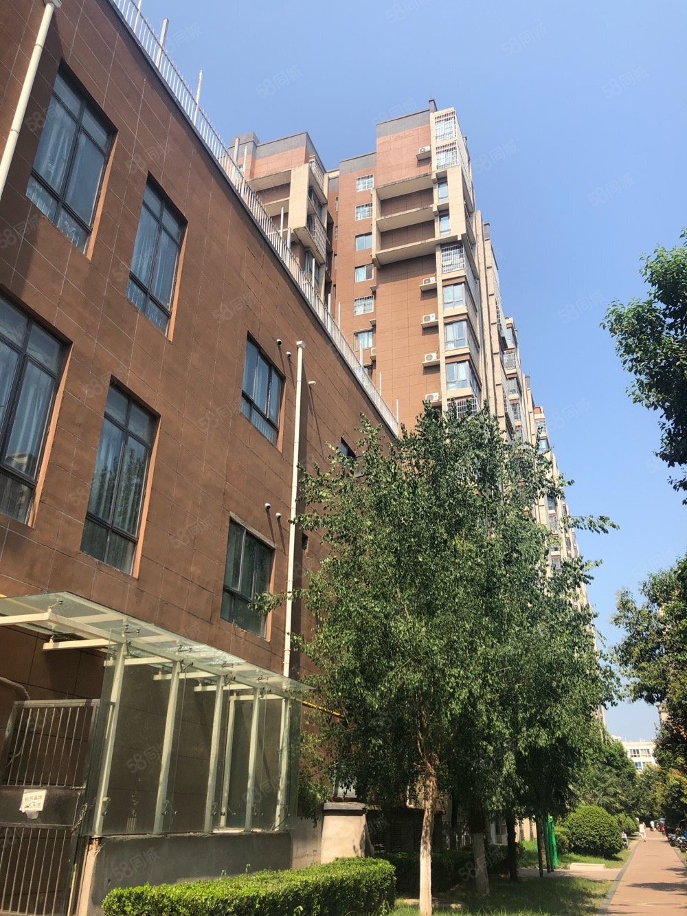 翠屏湾二期两室中等装修,现房,看房方便,小区门口就是正在修的地铁8号