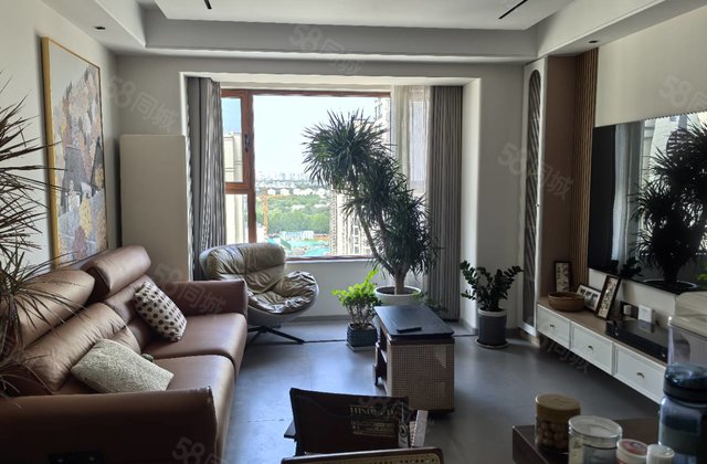 文轩本部，东关国际商品房三十万装修，好楼层边户带车位地下室