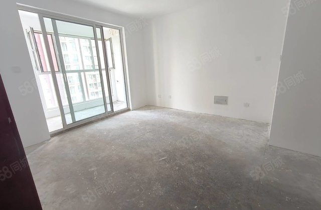 水岸花语洋房，三室两厅，毛坯未住，公摊小，一梯两户