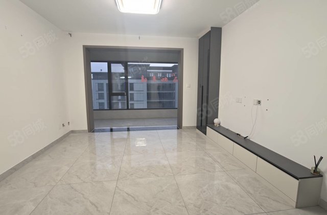 荣盛江山印 南北通透 三室双卫带车位地下室 可贷款