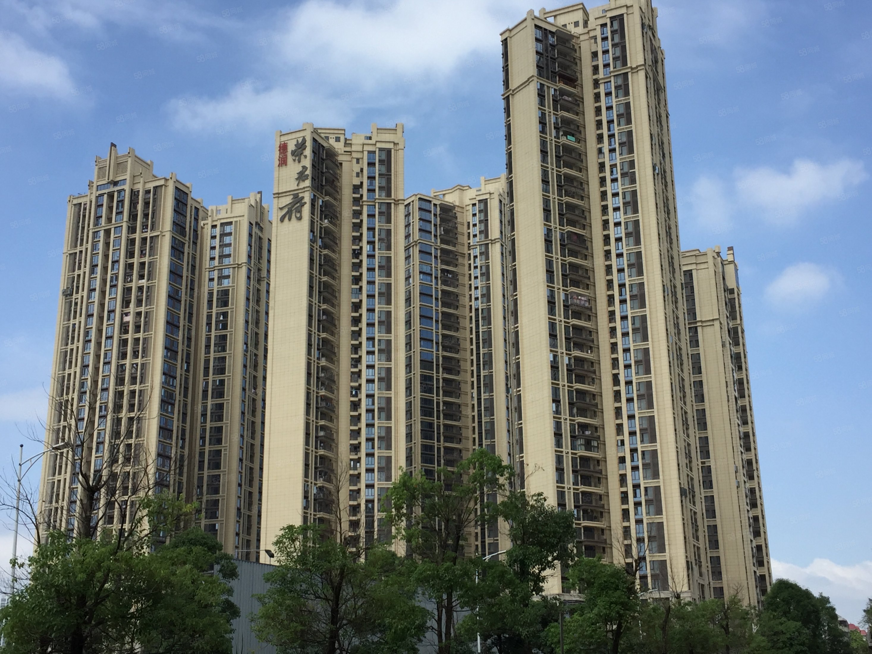 德润荣君府5室2厅2卫236㎡南北0万