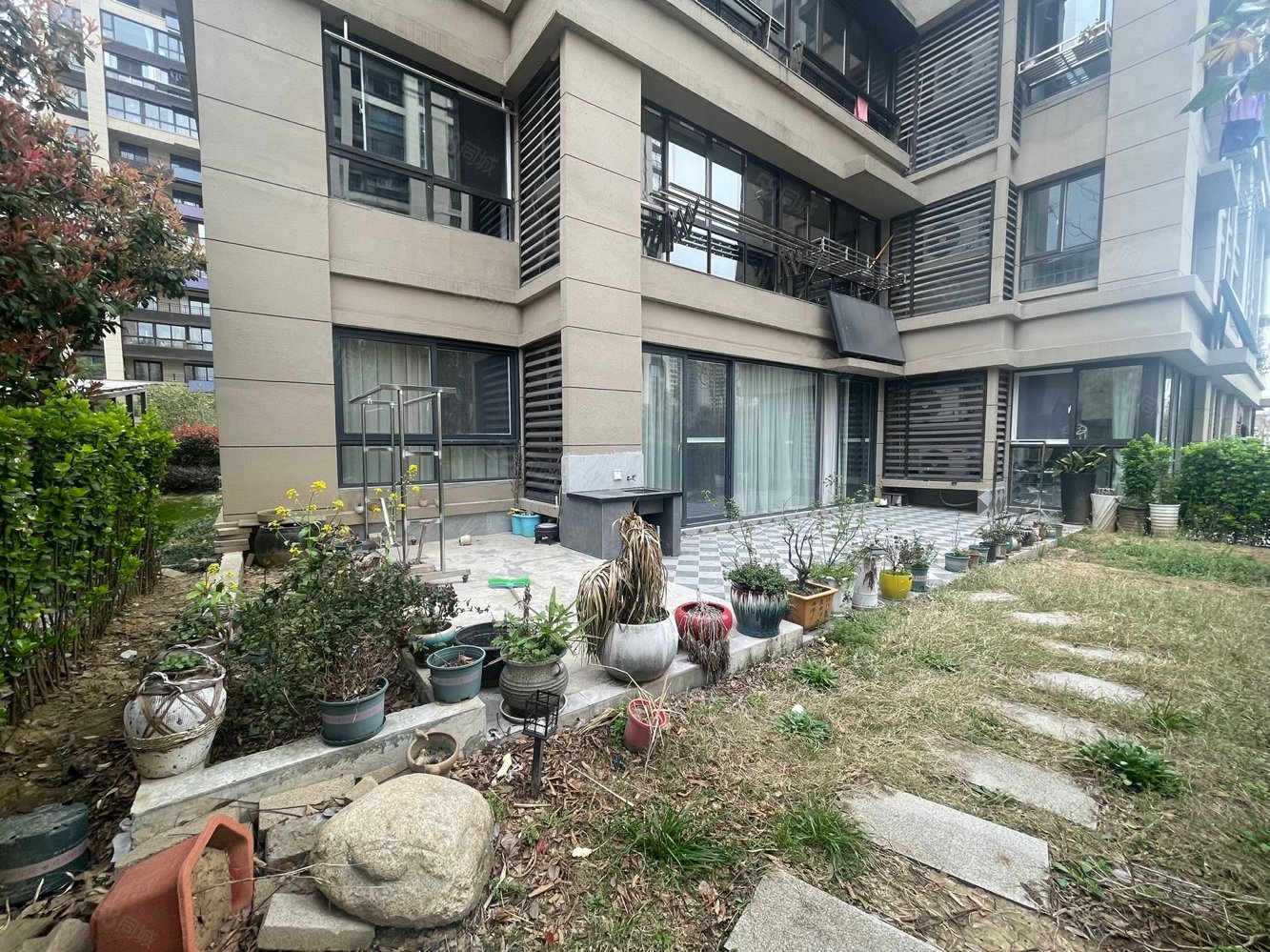 血亏滟澜公馆豪装三十万一楼带院子和菜园送五十平高性价比