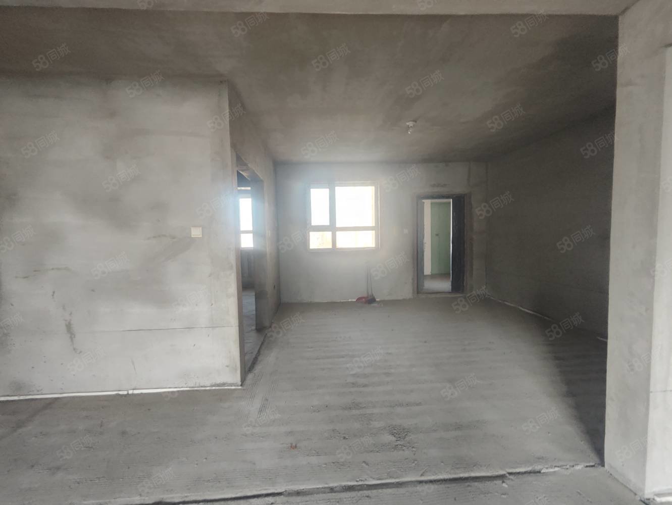 青湖铭城4室3厅2卫183㎡南北57万