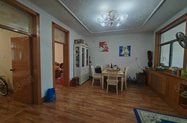 阳光        三楼 三室双卫 双阳台 方正户型