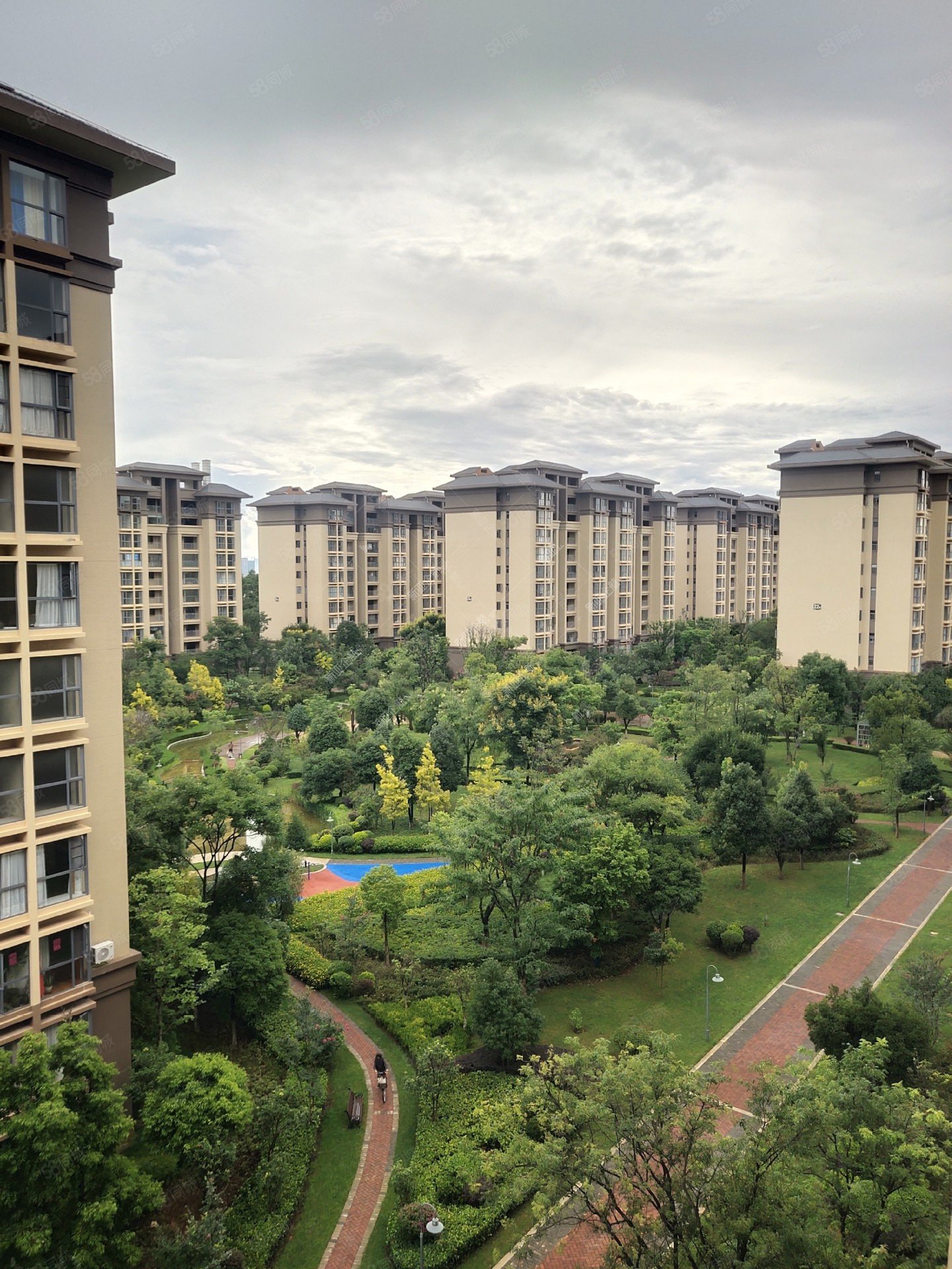 时代俊园逸园5室2厅3卫222㎡南北210万